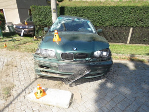 Řidič dostal smyk. Naboural zaparkované auto, plot domu a sloup vysokého napětí