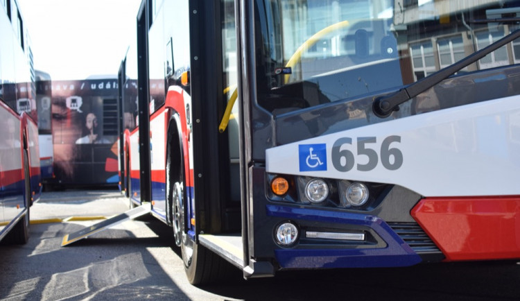 FOTO: Dopravní podnik má osm nových autobusů Solaris Urbino 12. Letos přibudou ještě nové tramvaje