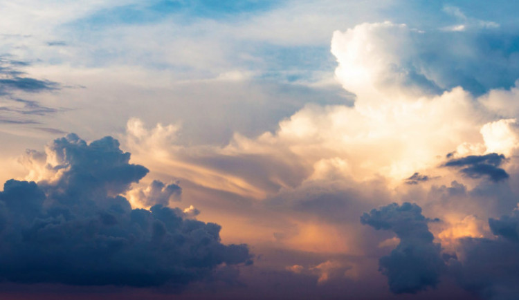 POČASÍ NA ÚTERÝ: Většinou oblačno a sedmadvacet stupňů