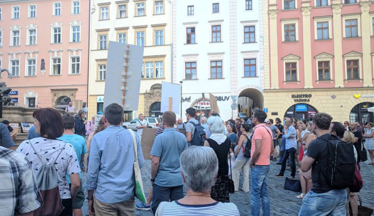 VIDEO: V Olomouci se protestovalo proti stavbě Šantovka Tower, přišly desítky lidí