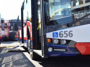 FOTO: Dopravní podnik má osm nových autobusů Solaris Urbino 12. Letos přibudou ještě nové tramvaje