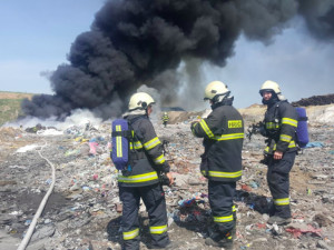 AKTUÁLNĚ: Hasiči bojují s rozlehlým požárem skládky v Hradčanech