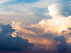 POČASÍ NA ÚTERÝ: Většinou oblačno a sedmadvacet stupňů