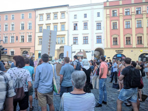 VIDEO: V Olomouci se protestovalo proti stavbě Šantovka Tower, přišly desítky lidí