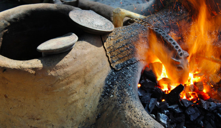 Nadšenci postavili na Sluňákově funkční repliky hliněných pecí