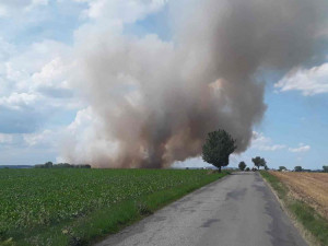 U požáru strniště u Luběnic zasahovalo pět jednotek hasičů
