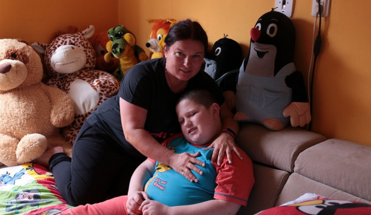 Matka sama pečuje o syna s autismem. Nyní jim hrozí, že přijdou o střechu nad hlavou
