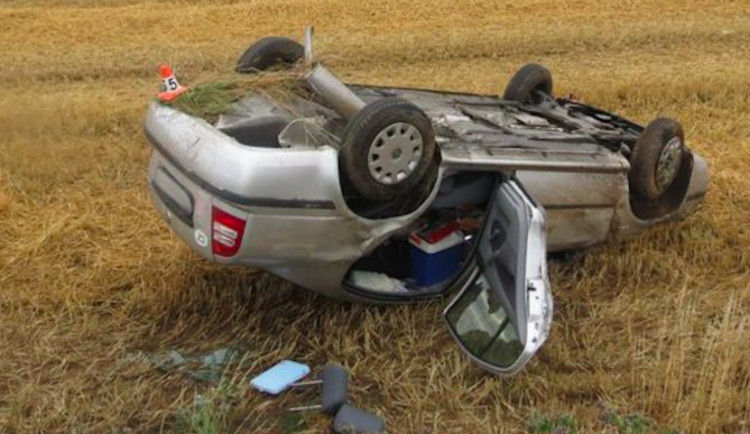 Třiaosmdesátiletý řidič nezvládl řízení svého vozu, auto skončilo na střeše v poli