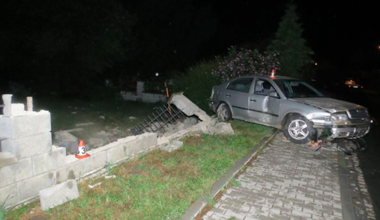 Osmnáctiletý mladík dostal se svým autem smyk, skončil v betonovém plotě