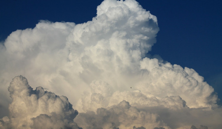 POČASÍ NA ČTVRTEK: Většinou zataženo a 24 stupňů