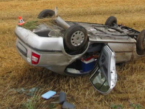Třiaosmdesátiletý řidič nezvládl řízení svého vozu, auto skončilo na střeše v poli