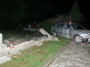 Osmnáctiletý mladík dostal se svým autem smyk, skončil v betonovém plotě