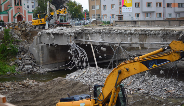 FOTO/VIDEO: Podívejte se, jak probíhá demolice mostu v Komenského ulici
