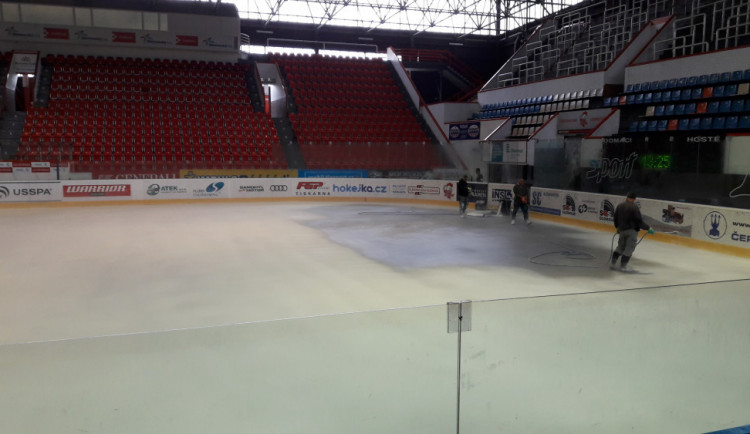 VIDEO: Na olomouckém zimním stadionu probíhá příprava ledové plochy