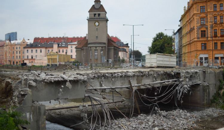 PŘEHLED: Podívejte se, kudy se bude vozit odpad z demolice mostu v Komenského ulici