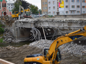 FOTO/VIDEO: Podívejte se, jak probíhá demolice mostu v Komenského ulici