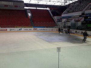 VIDEO: Na olomouckém zimním stadionu probíhá příprava ledové plochy