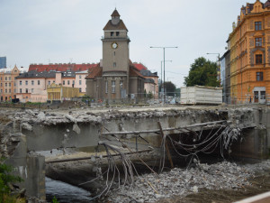 PŘEHLED: Podívejte se, kudy se bude vozit odpad z demolice mostu v Komenského ulici