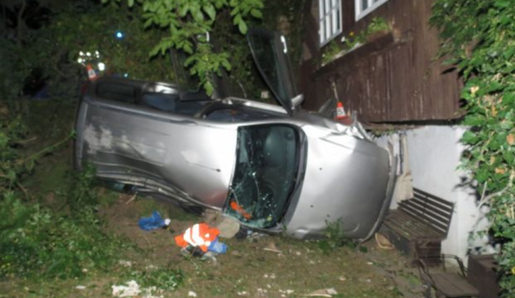 Osmnáctiletý mladík jel příliš rychle, naboural do domu a zranil dva spolujezdce