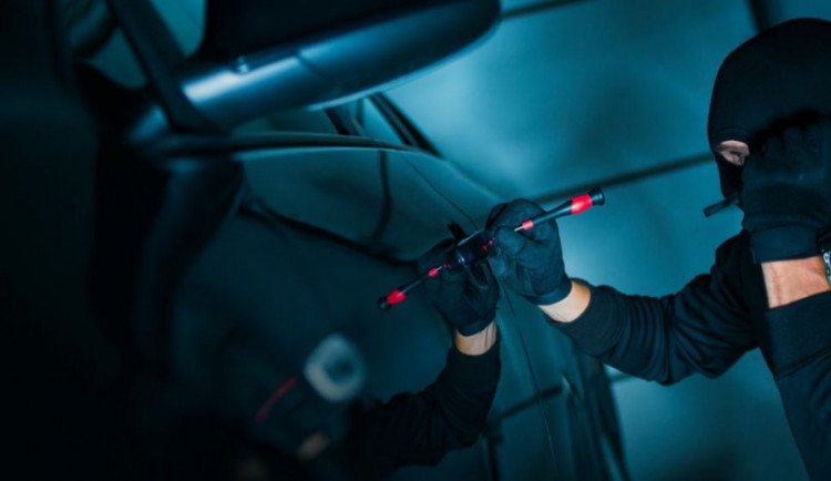 Policie pátrá po zloději, který rozbil zadní okno auta a vykradl ho