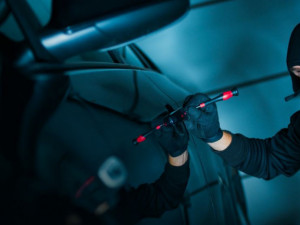 Policie pátrá po zloději, který rozbil zadní okno auta a vykradl ho