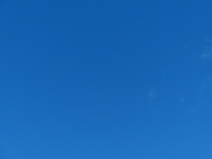 POČASÍ NA PONDĚLÍ: Teploty do devětadvaceti stupňů, pršet by už mělo méně