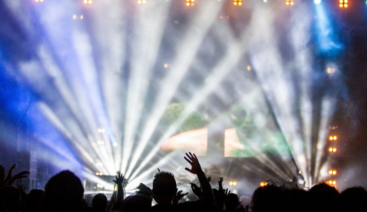 Strážníci dostali během festivalu Explosive Sounds na Pevnůstce na třicet stížností na rušení nočního klidu