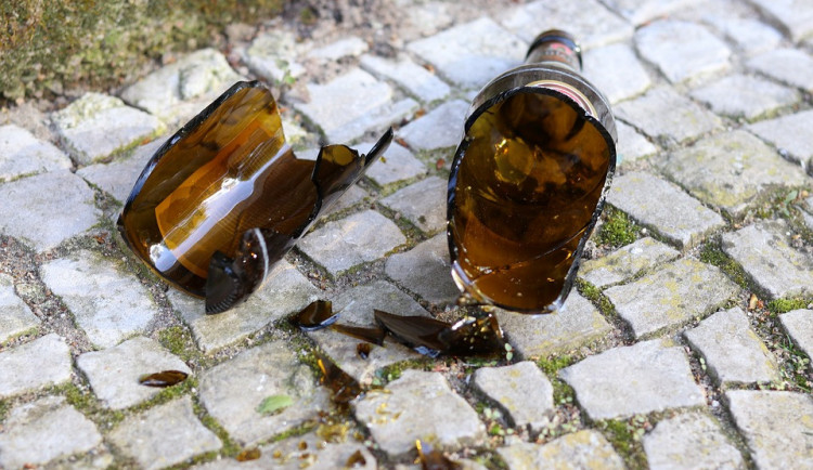 Muž rozbil na Horním náměstí láhev od piva, pak musel střepy za dozoru strážníků sesbírat