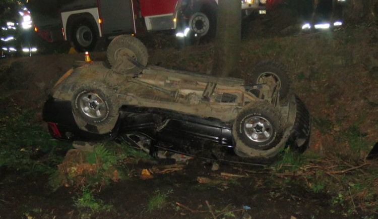 Opilý řidič havaroval se svým Jeepem, vozidlo skončilo na střeše. Hasiči museli zraněného spolujezdce vyprostit