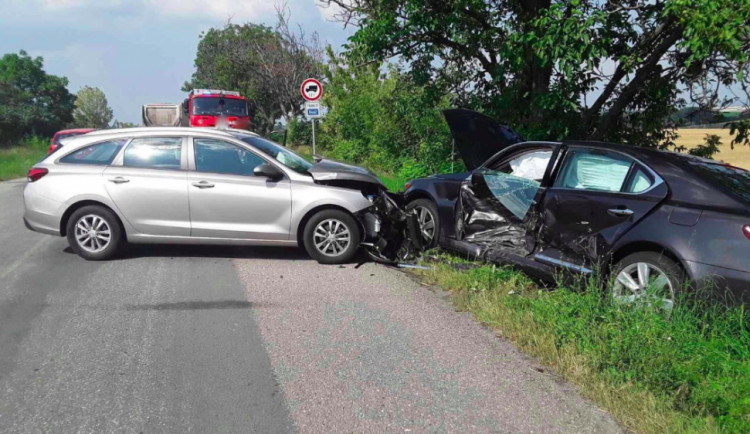 U Dobrochova se střetla dvě osobní auta, dva lidé se při nehodě zranili