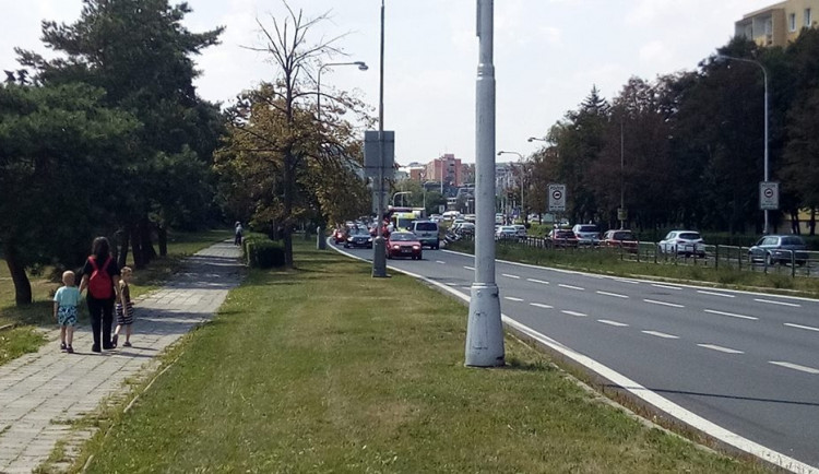 Na Velkomoravské havaroval skútrista, při pádu se zranil