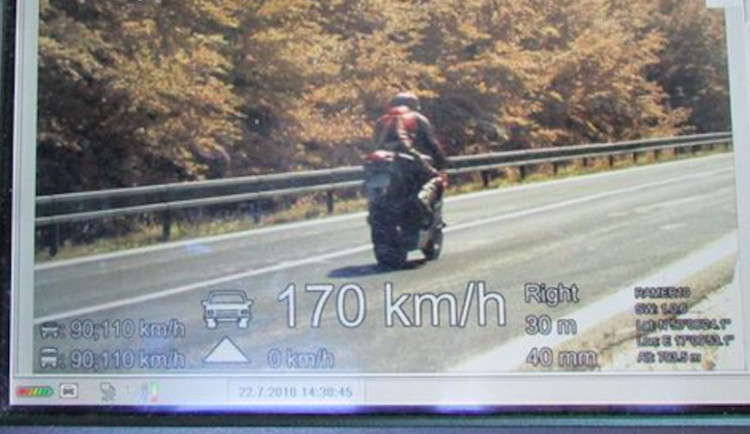 Policisté se na Červenohorském sedle zaměřili na motorkáře. Pokutovali jich třicet, jeden jel do zatáček i 170 km/h
