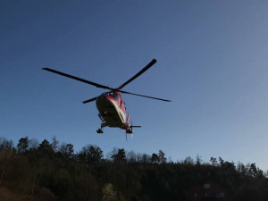 Žena na koloběžce nezvládla sjezd mezi Ovčárnou a Hvězdou, s těžkým zraněním ji transportoval vrtulník