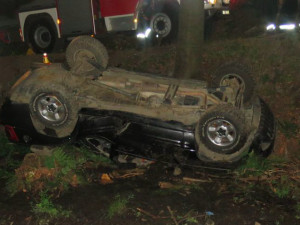 Opilý řidič havaroval se svým Jeepem, vozidlo skončilo na střeše. Hasiči museli zraněného spolujezdce vyprostit