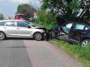 U Dobrochova se střetla dvě osobní auta, dva lidé se při nehodě zranili