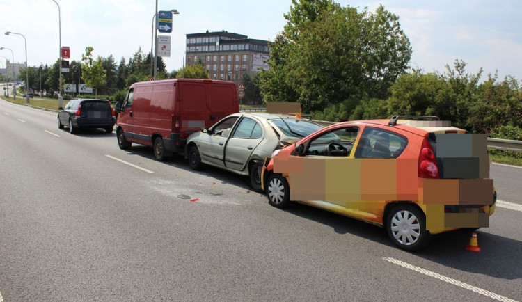 Na Velkomoravské se stala řetězová nehoda, srazila se tam celkem čtyři auta. Jedna žena se zranila