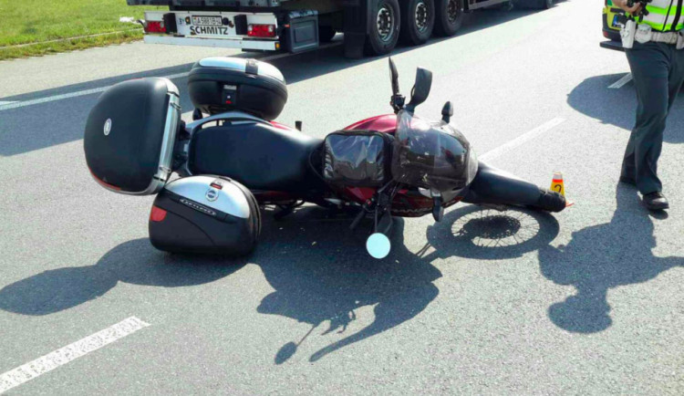 Na kruháči u Globusu se střetl motorkář s autem, došlo ke zranění