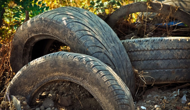 Kvůli černých skládkám najezdí přerovští popeláři ročně stovky kilometrů navíc, náklady jdou do milionů