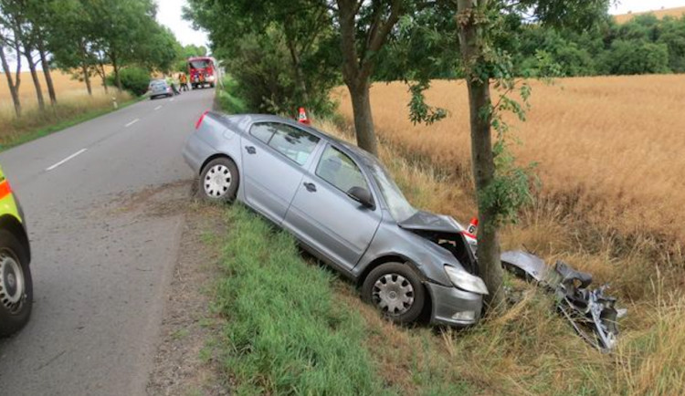 Dva řidiči začali současně předjíždět, jeden z nich skončil po vytlačení ze silnice ve stromě. Druhý ujel
