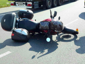Na kruháči u Globusu se střetl motorkář s autem, došlo ke zranění