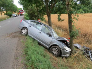 Dva řidiči začali současně předjíždět, jeden z nich skončil po vytlačení ze silnice ve stromě. Druhý ujel