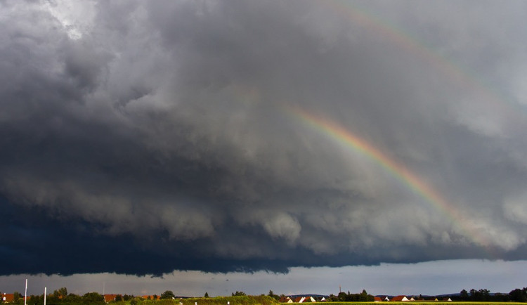 POČASÍ NA PÁTEK: Teplé počasí může ojediněle přinést přeháňky nebo bouřky