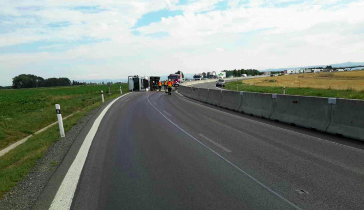 Obchvat Olomouce blokuje u Globusu nehoda kamionu, nafta se z něj vylila téměř na půlkilometrový úsek