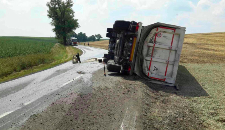 Mezi Křelovem a Topolany se převrátil další kamion, komunikace je uzavřena
