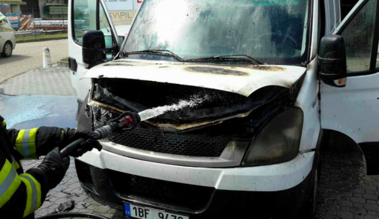 V ulici U Pekárny dnes hořela dodávka, k požáru vyjely čtyři jednotky hasičů