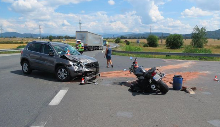 Řidička přehlédla při odbočování protijedoucího motorkáře, při střetu se zranil on i jeho spolujezdkyně