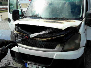 V ulici U Pekárny dnes hořela dodávka, k požáru vyjely čtyři jednotky hasičů