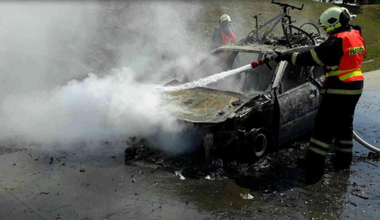 Na dálnici D35 hořelo osobní auto, oheň se rozšířil i na porost kolem silnice