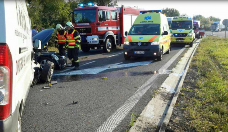 AKTUÁLNĚ: U střetu osobního auta s dodávkou zasahují hasiči i záchranáři