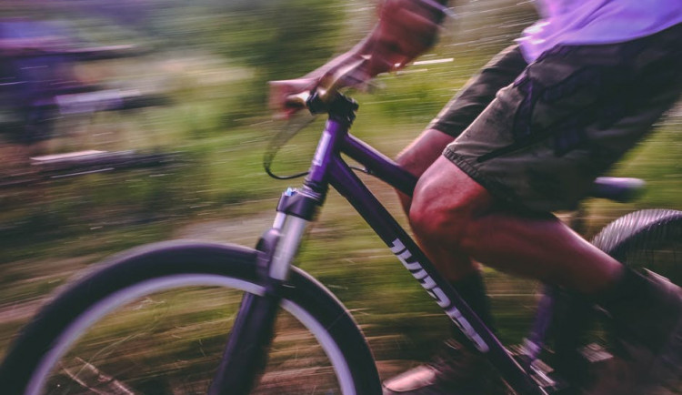 Jednadvacetiletý cyklista naboural auto zaparkované v protisměru. Nadýchal téměř tři promile